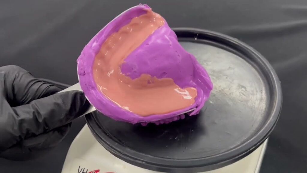 "Auxiliar de Prótese Dentária realizando o vazamento de gesso no laboratório prótese dentária"