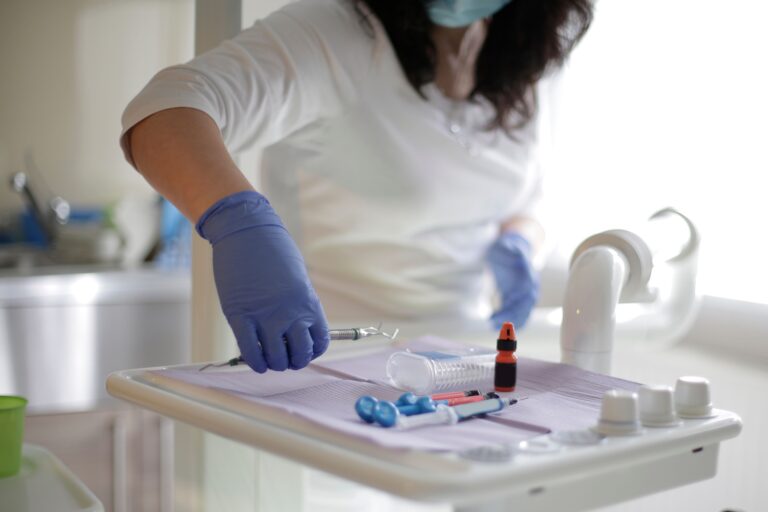 Auxiliar em saúde bucal preparando instrumentos odontológicos