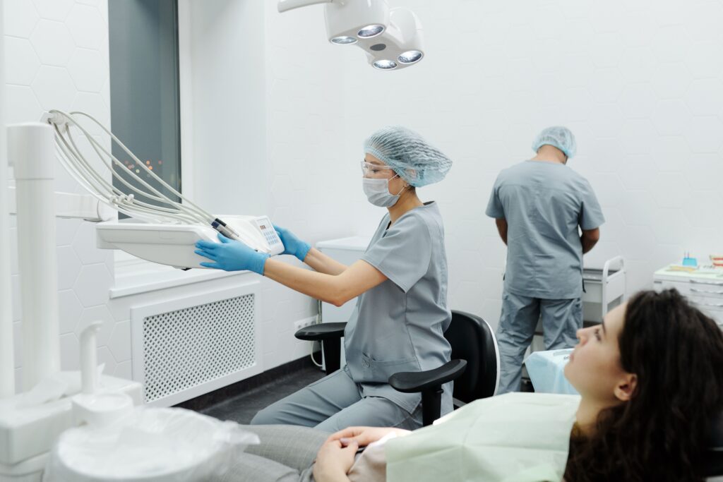 Técnica em saúde bucal trabalhando em consultório odontológico